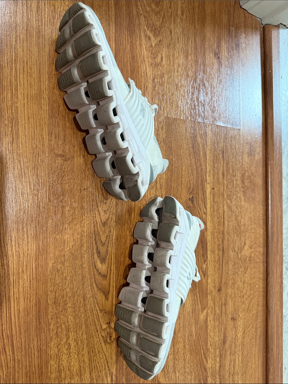 Lightweight White Running Shoes - Picture 4 of 6